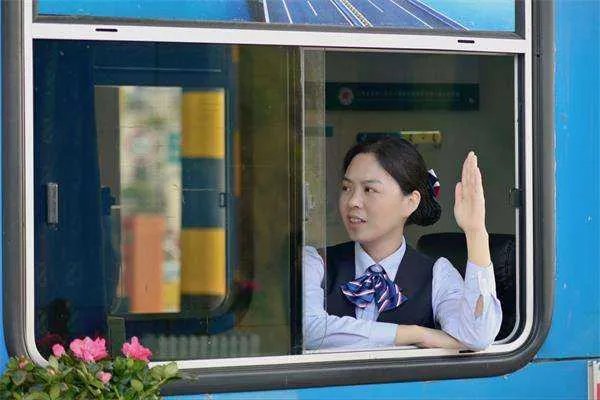 高速收费员职业”假笑“成网红，假笑的人是不是内心更压抑？