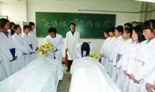 人去世后为什么要盖住脸