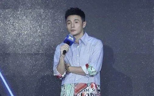 李荣浩因为选手选择网络歌曲而被质疑，音乐的门槛到底应不应该设立？