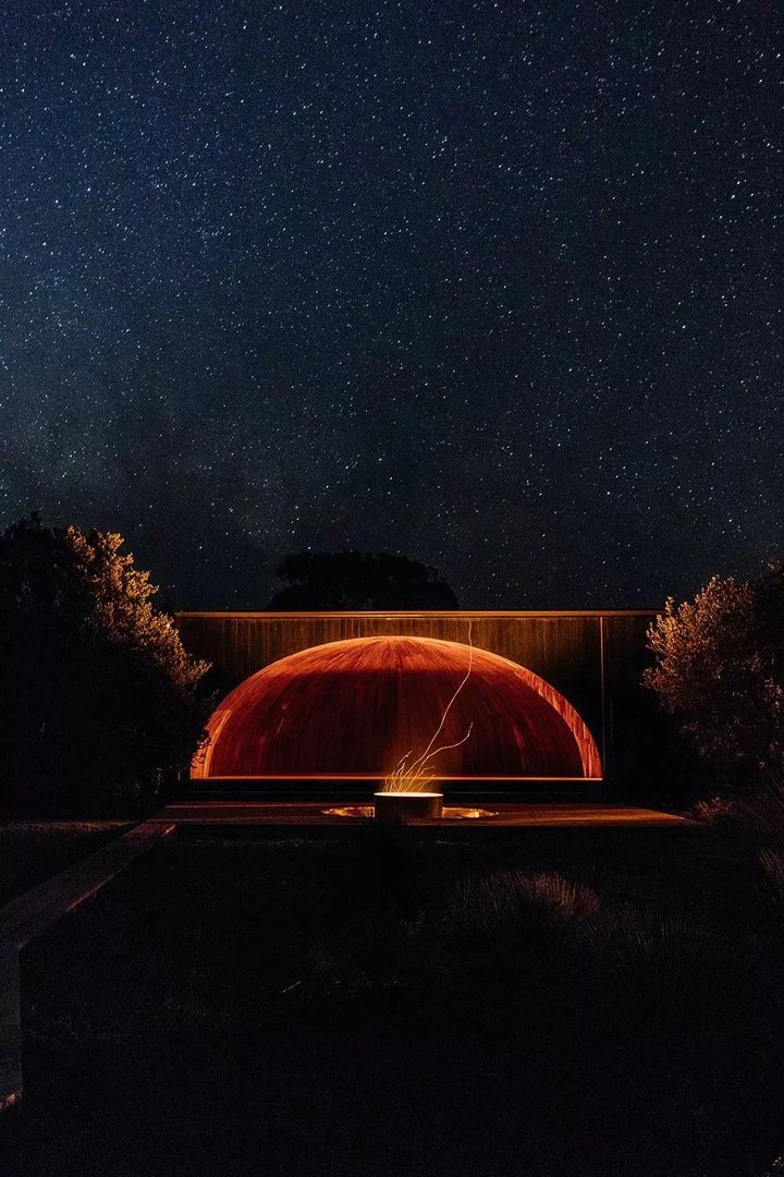 密林中的黑色小屋 —— Krakani Lumi 丛林驿站