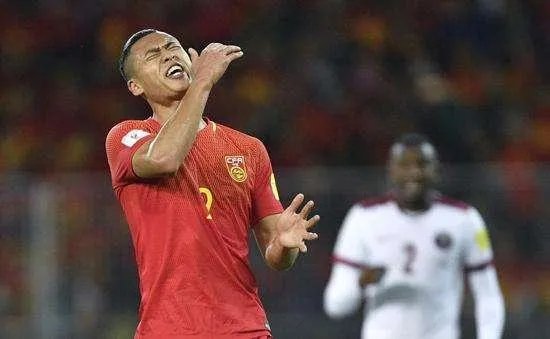 你认为现在张玉宁是应该继续留在不莱梅找机会证明自己，还是转会离开？