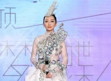 她从名字到血统都是造假，她被金星“撕”后淡出圈再复出人气低迷，她是谁？