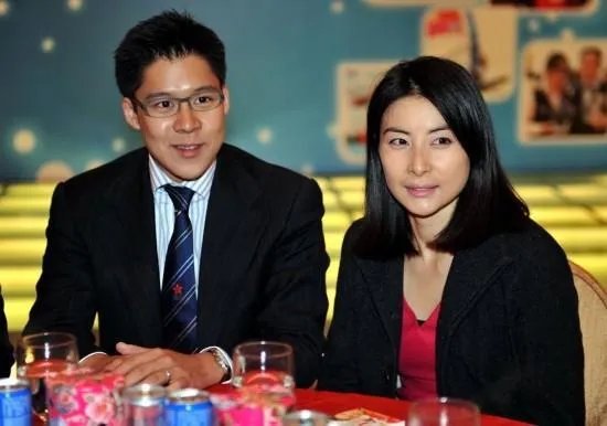 霍启刚郭晶晶现身小餐馆，甜蜜合影一脸幸福，秀恩爱不忘做公益，你怎么看？