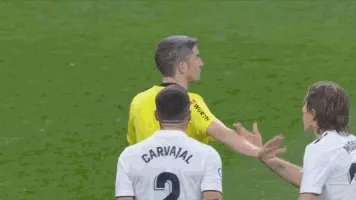 拉莫斯肘击梅西逃红牌, 谁注意梅西举动? 罕见顶牛, 向裁判投诉，你怎么看？