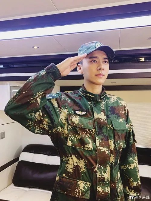 李易峰晒杀青照表不舍 李易峰化身兵哥哥帅气无比