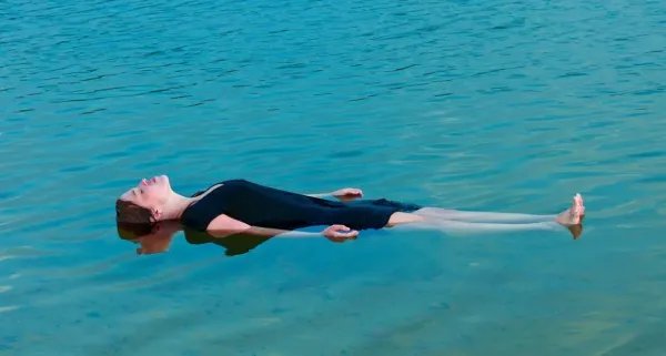 16岁女孩湍流中连救两名男子！女孩是怎么做到的？