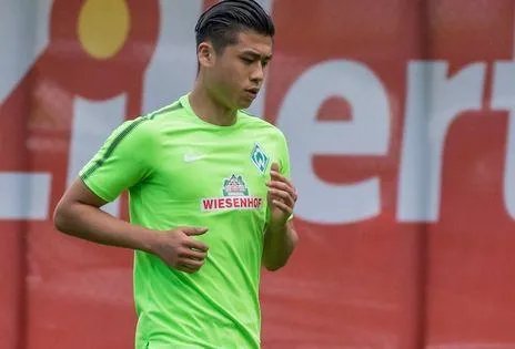 你认为现在张玉宁是应该继续留在不莱梅找机会证明自己，还是转会离开？