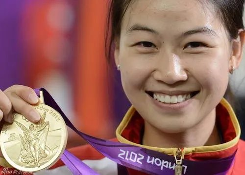 历届奥运会中国第一金获得者是谁？