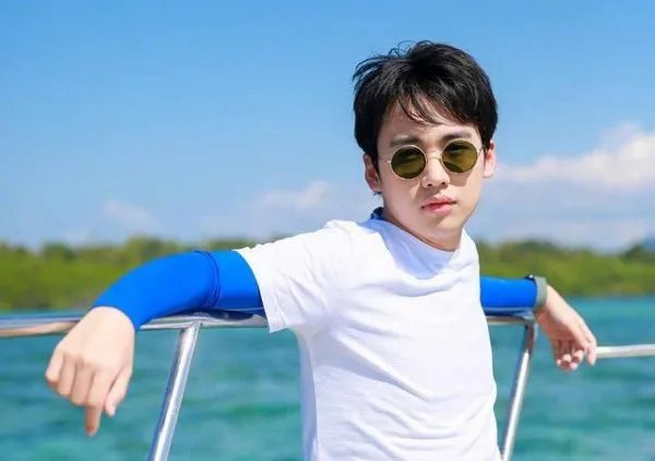 郭德纲二儿子身穿橙色连体裤，是不是也太接地气了？