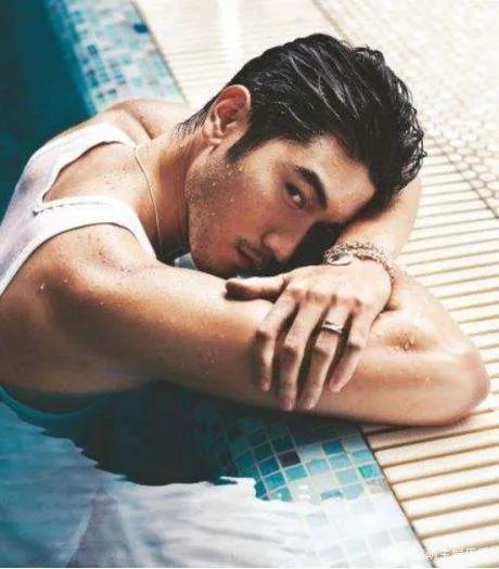 49岁吴奇隆被6名保安按倒！明星安保全面升级，是高以翔事件敲警钟吗？