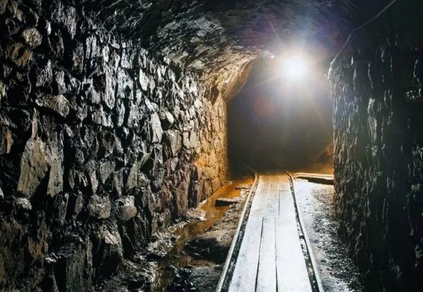 世界最深矿井南非姆波尼格金矿是怎么挖的？