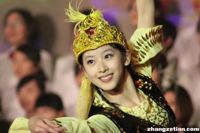 素颜也很漂亮的女生，长什么样？