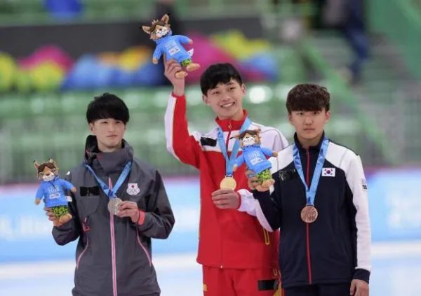 速滑新星李岩哲禁赛4年 张虹教练亦被禁赛