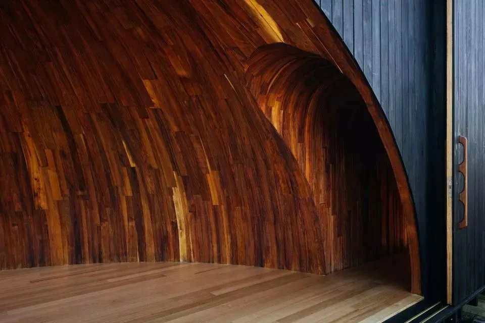 密林中的黑色小屋 —— Krakani Lumi 丛林驿站