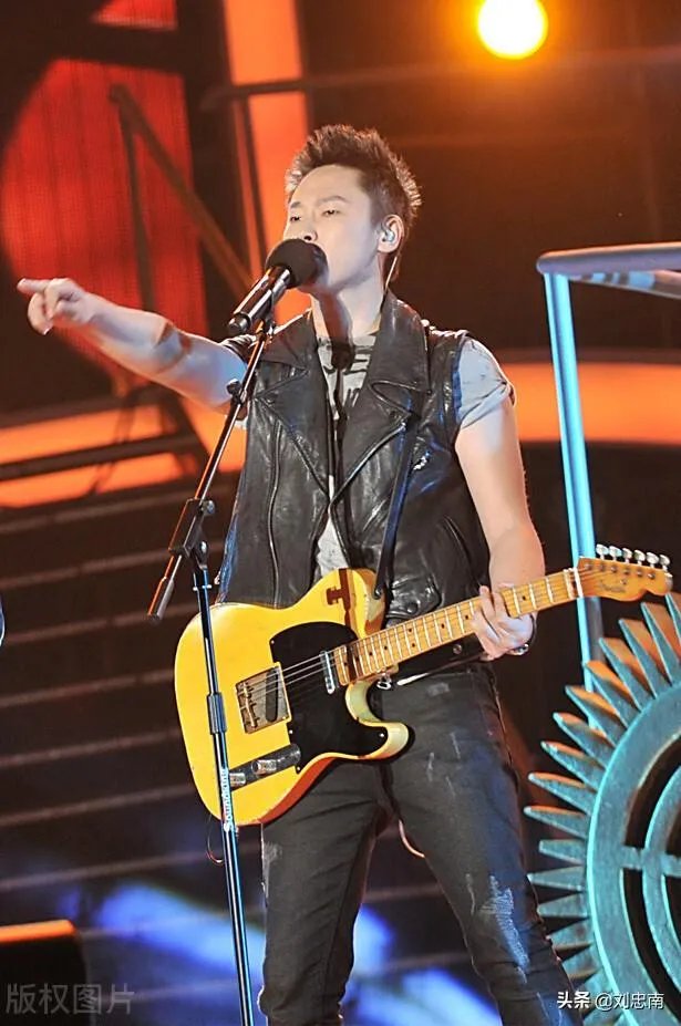 如何评价梁博的唱功和创作？